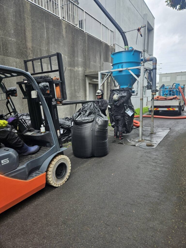 活性炭の交換作業