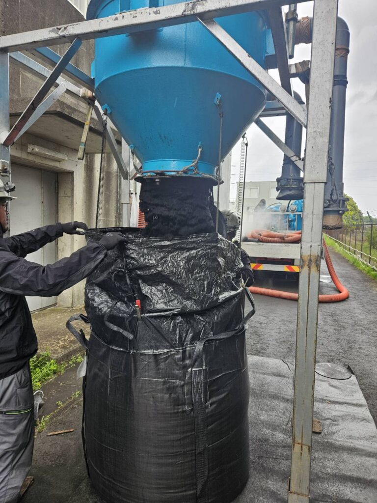 活性炭の交換作業