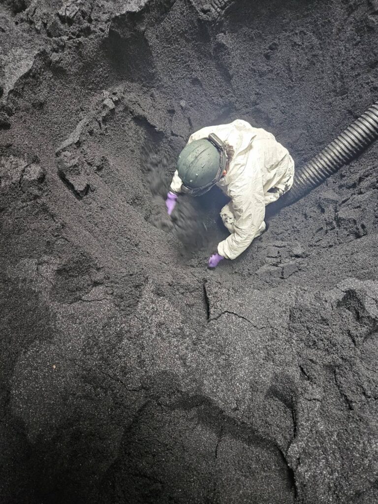 活性炭の交換作業