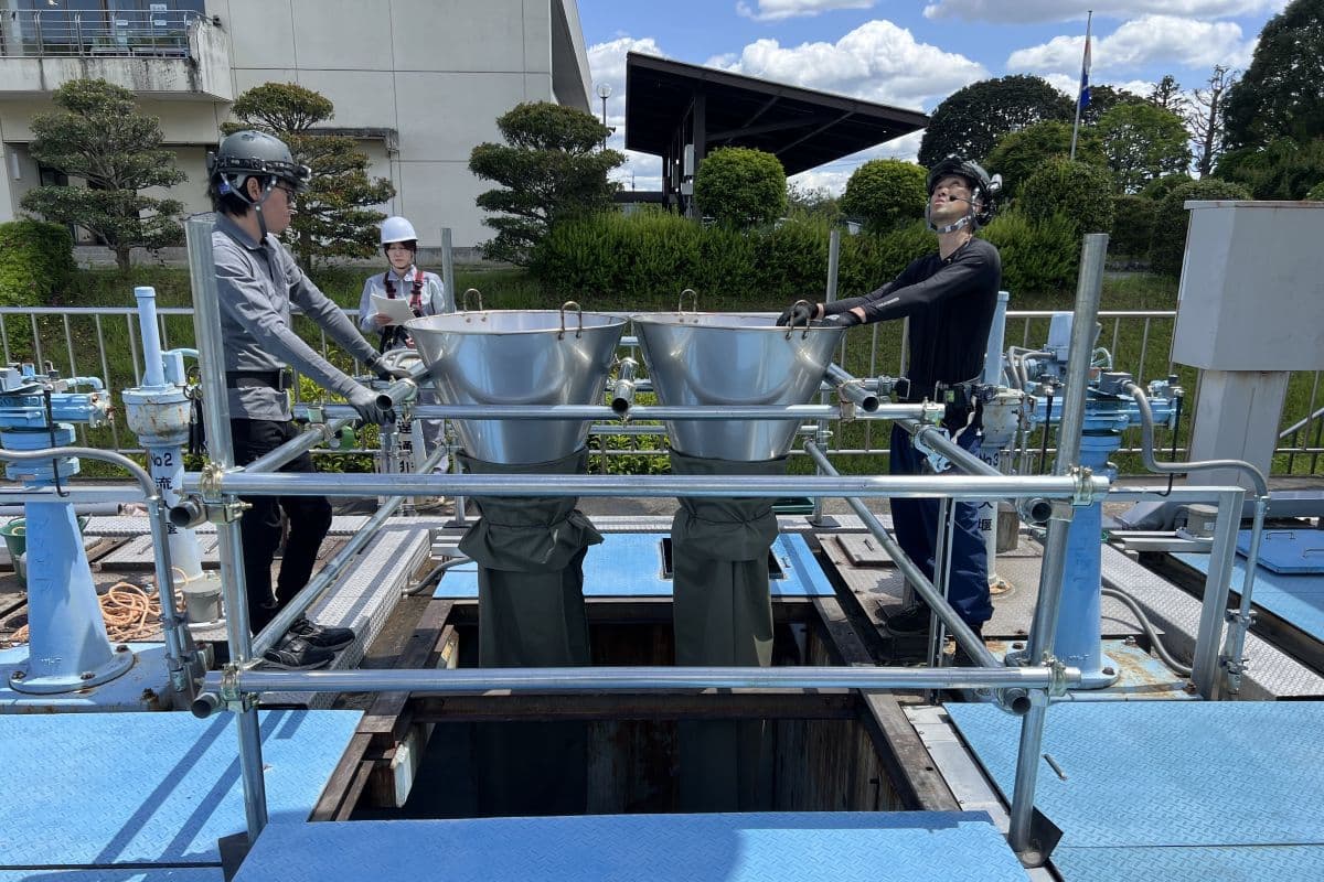 株式会社アクアテクネ活性炭の交換作業